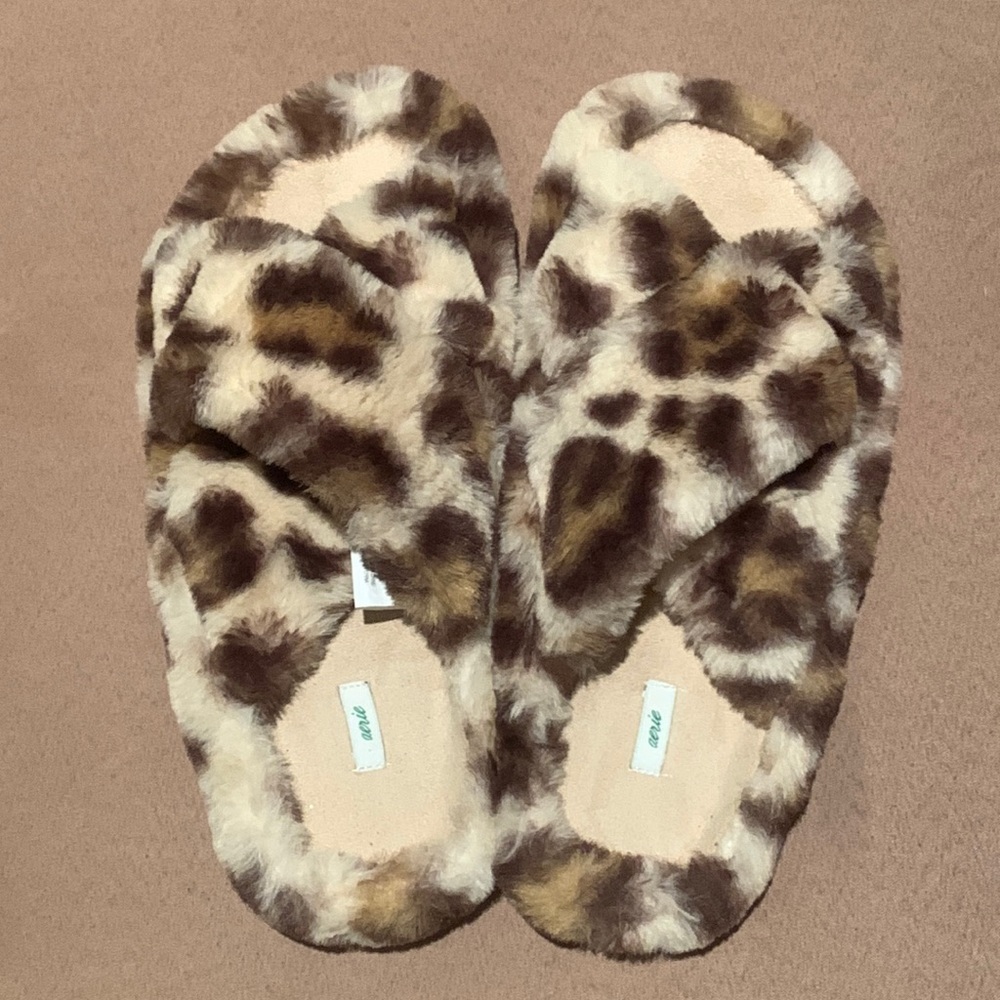 Women’s Aerie NWOTs Fuzzy Leopard Crossover Slipper’s Size 8